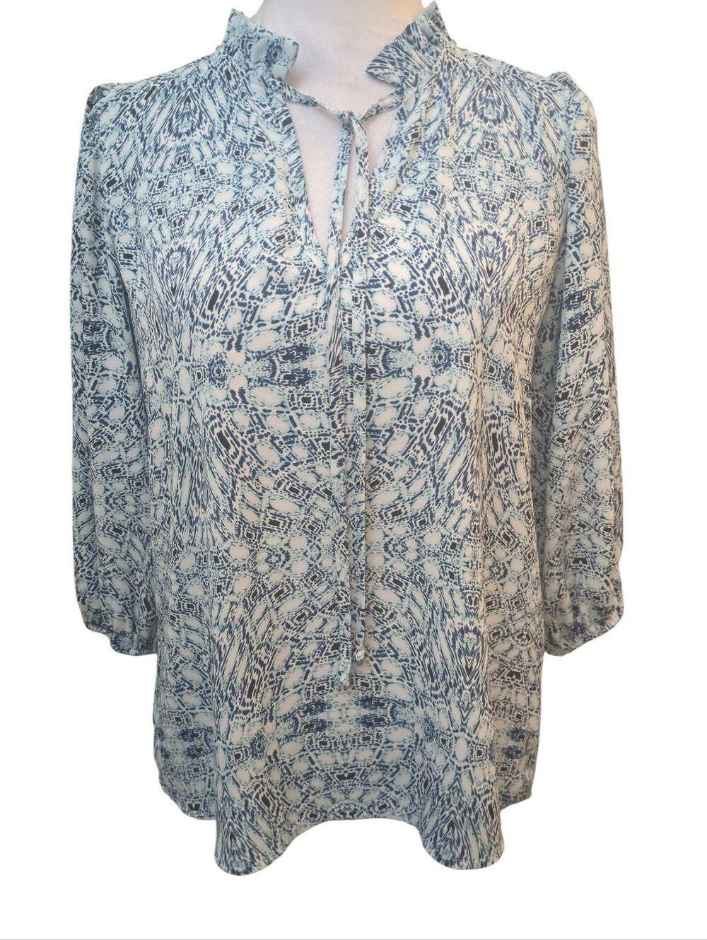 Veronica M size XS color white dark and light blue.